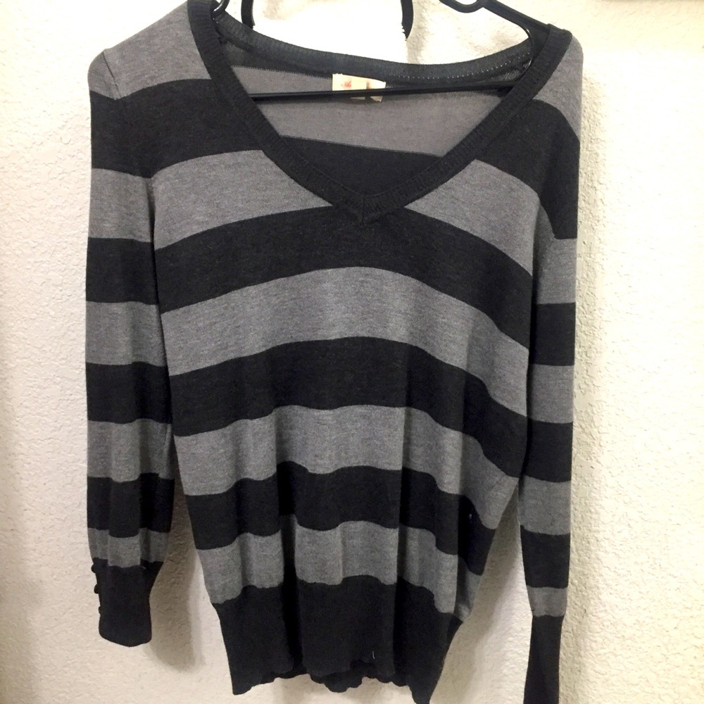 Ambiance grey and dark gray sweater